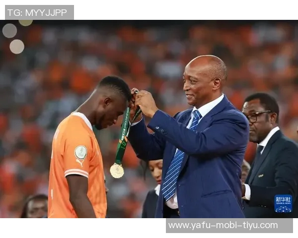 姆巴佩亲临非洲足球盛宴与非洲足联主席莫特塞佩同框合影留念